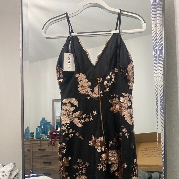 Fée et rit | Black Floral Sequin Bodycon Dress | US4 - Picture 2 of 3